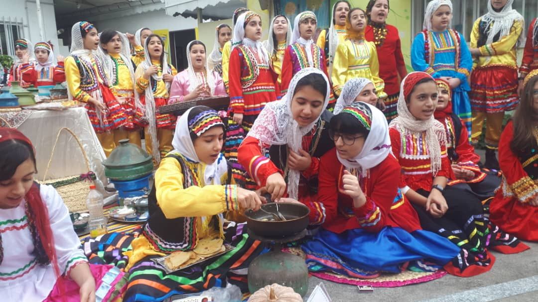 نمایشگاه غذاهای محلی دانش آموزان باران اندیشه به مناسبت روز رشت